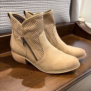 Pierre Dumas Beige Perforated Ankle Boots